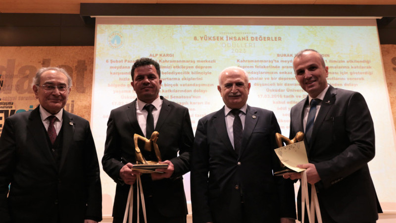 Enkazdan çıkardığı depremzedeye botlarını veren itfaiye erine ödül