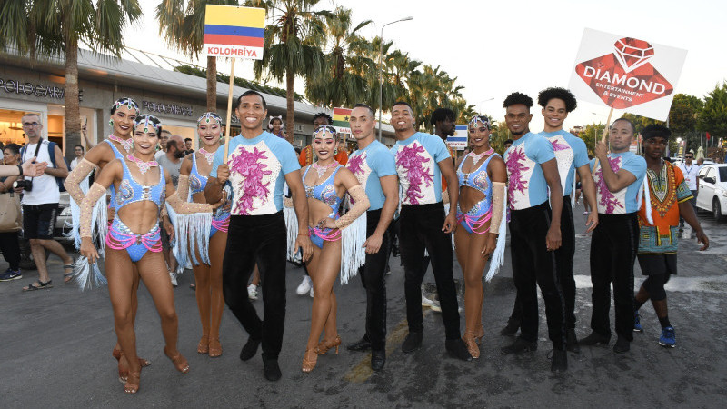 Kuşadası Sokak Festivali'nden renkli görüntüler