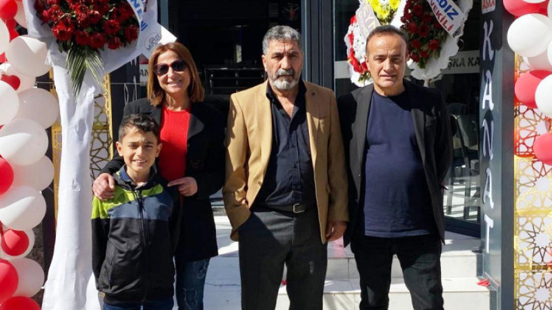 Aşka Kanat Restoran'ın işletmecileri 23 Nisan'ı kutladı