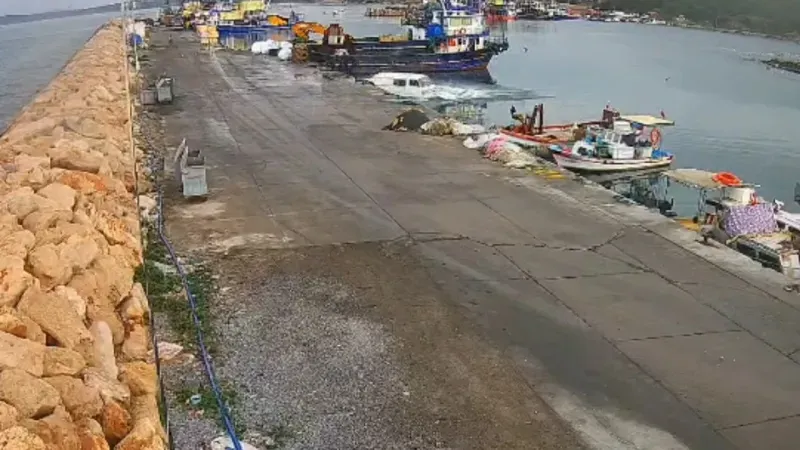 Didim'de minibüs denize böyle uçtu