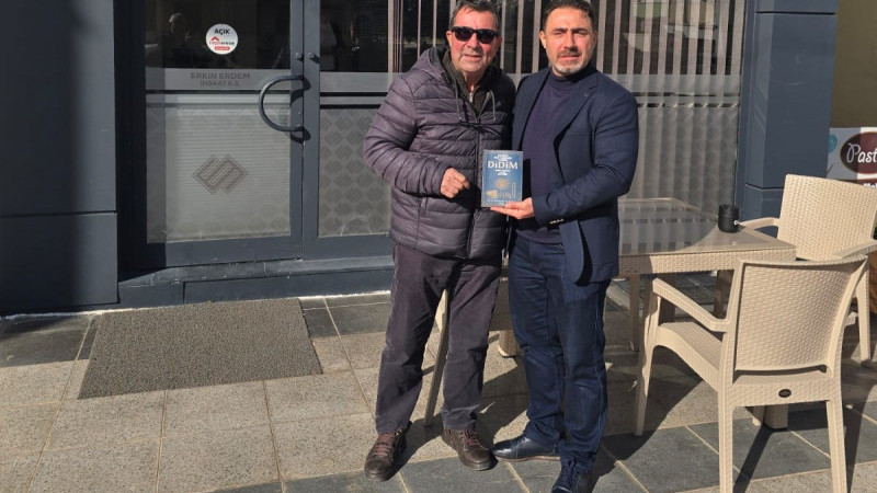 Erkin Erdem'e kitabımı imzalayıp takdim ettim