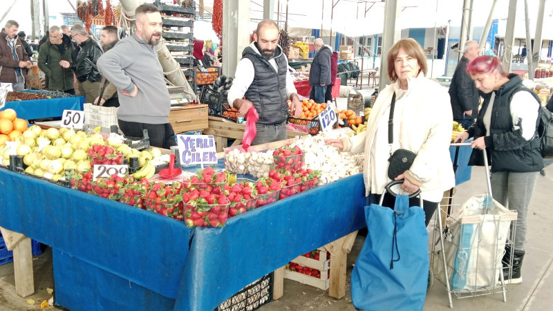 Zekiye Sarışın Cumartesi Pazarı'nda: Eyvah, eyvah…