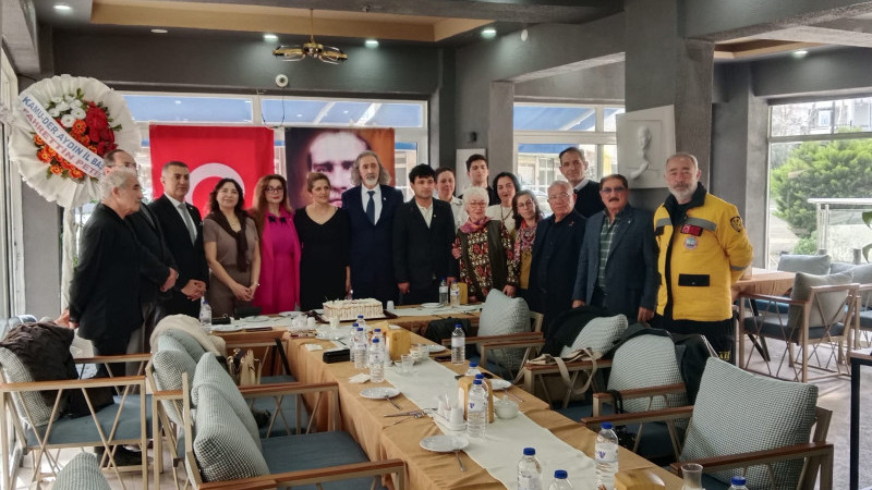 Kamu-Der Didim Şube Başkanı Gülcan Kabadayı Schramm'a rozeti takıldı