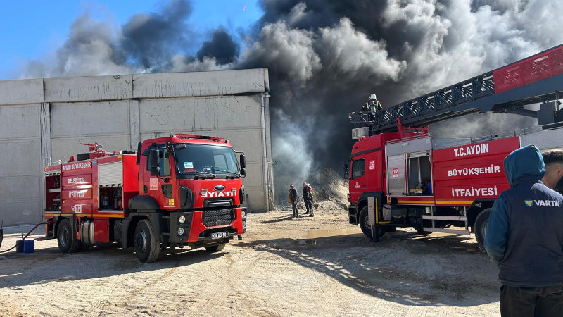 Didim Küçük Sanayi'de Sarılar İnşaat mağazasında yangın! 