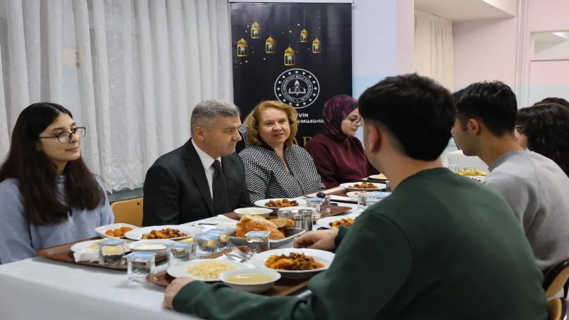 Artvin Valisi Ergün, lise öğrencileriyle iftarda buluştu