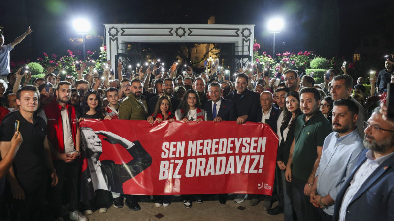 Gençler ve 'Yorgun Demokrat Özgür Özel'in Gecesi
