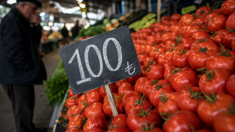 Kilosu 100 liraya domates yiyen bir ülkenin insanları olmaya alıştık